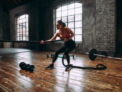 Femme en train d'utiliser une corde de tirage